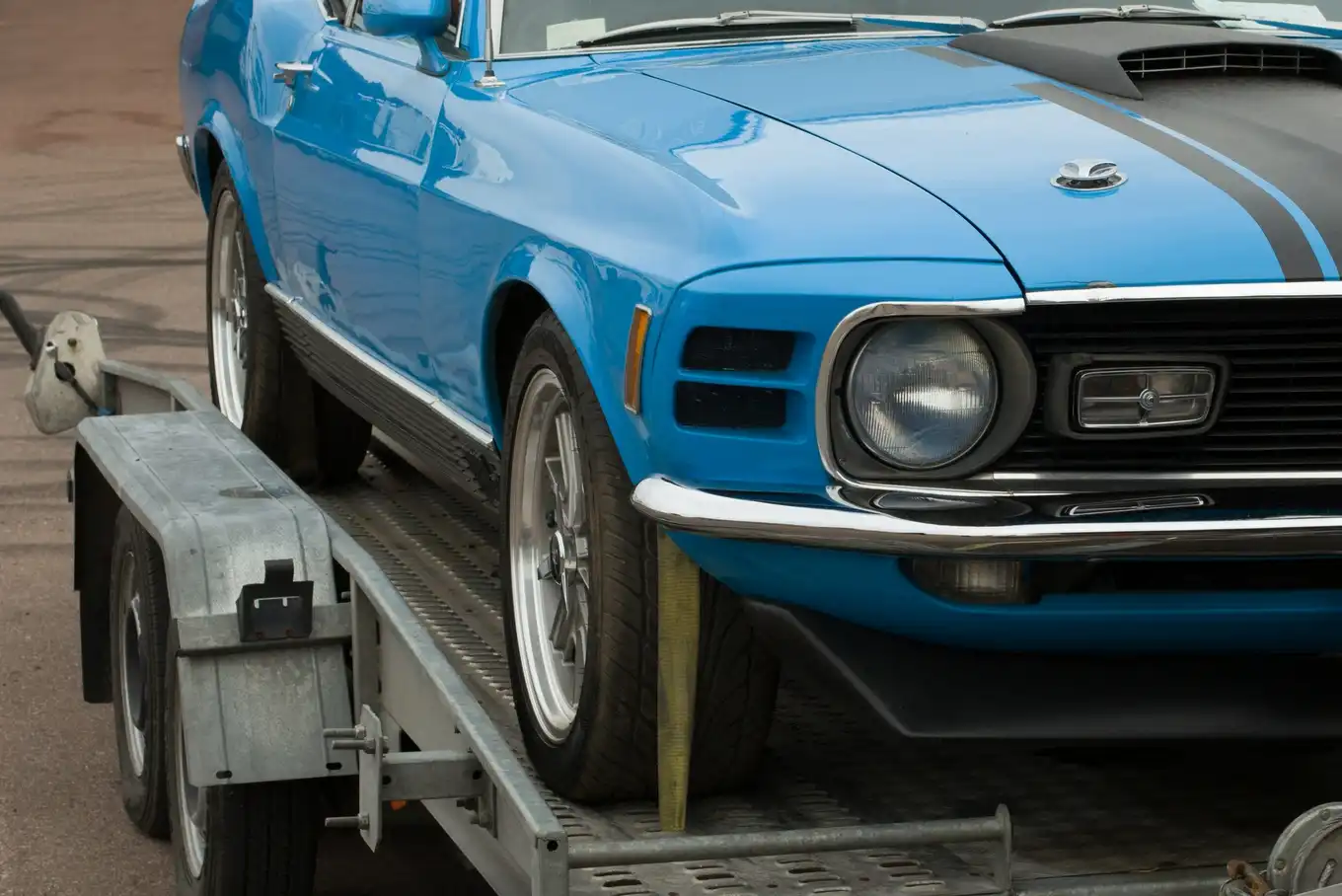 amerykański samochód na lawecie